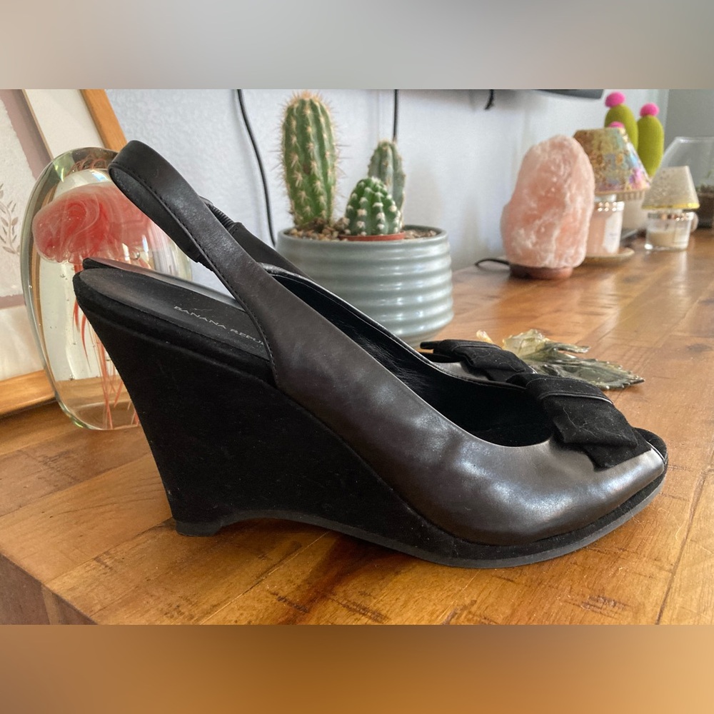 Banana Republic Black Leather platforms with suede bow